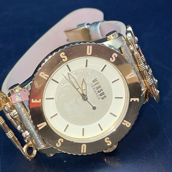 24HR DROP ⬇️ Versace Versus Gold Safety pin watch - Picture 2 of 6